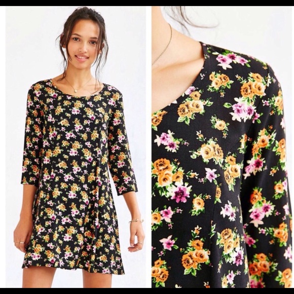 💗 BLACK 3/4 SLEEVES FLOWER UO DRESS 🌺 - Picture 2 of 4